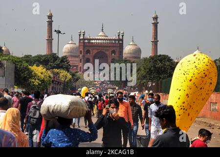 Ein Mann, der Luftballons in der Nähe von Jama Masjid in Alt-Delhi, Indien, inmitten der Covid-19-Coronavirus-Pandemie am 07. März 2021 verkauft (Foto von Nasir Kachroo/NurPhoto) Stockfoto