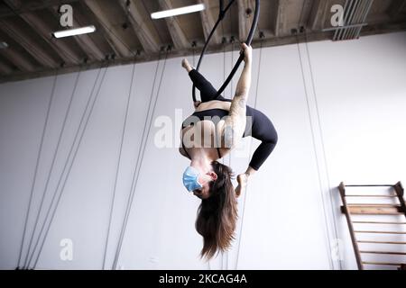 Die Ariel-Tänzerin Lindsay Maxfield probt am Dienstag, den 2.. März, in ihrem Studio in Houston, Texas, in einer OP-Maske. (Foto von Reginald Mathalone/NurPhoto) Stockfoto