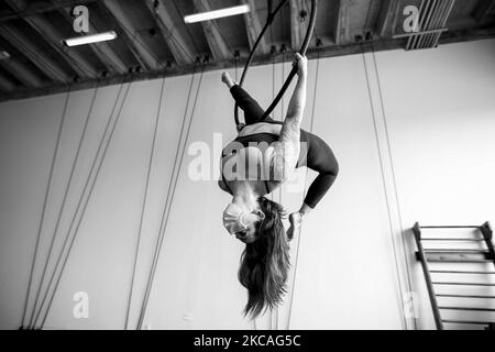 Die Ariel-Tänzerin Lindsay Maxfield probt am Dienstag, den 2.. März, in ihrem Studio in Houston, Texas, in einer OP-Maske. (Foto von Reginald Mathalone/NurPhoto) Stockfoto