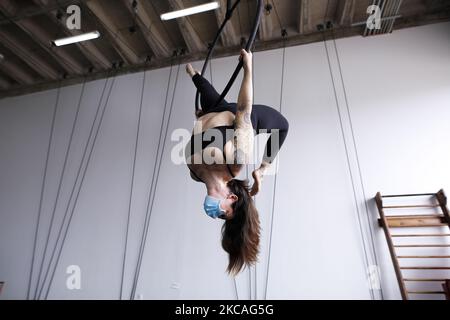 Die Ariel-Tänzerin Lindsay Maxfield probt am Dienstag, den 2.. März, in ihrem Studio in Houston, Texas, in einer OP-Maske. (Foto von Reginald Mathalone/NurPhoto) Stockfoto