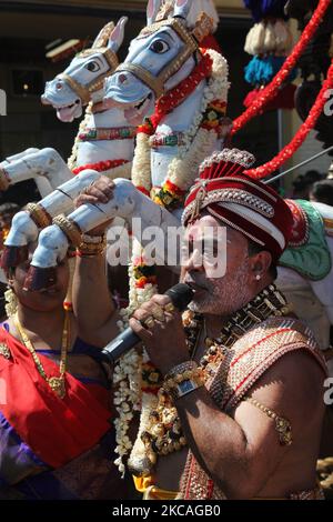 Der tamilische Hindu-Priester rezitiert am 23. Juli 2016 während des Vinayagar Ther Thiruvizha Festivals in einem tamilischen Hindu-Tempel in Ontario, Kanada, besondere Gebete zu Ehren von Lord Vinayagar. Dieses Festival ist Teil des 15 Tage langen Festivals, das Lord Ganesh ehrt und mit einem extravaganten Wagenzug gipfelt. (Foto von Creative Touch Imaging Ltd./NurPhoto) Stockfoto