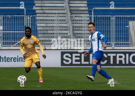 Alexander Bittroff von 1. FC Magdeburg (ri.) und Jospeh Boyamba vom SV Waldhof Mannheim (le.) kämpfen um den Ball während des 3. Liga-Spiel zwischen 1. FC Magdeburg und SV Waldhof Mannheim in der MDCC-Arena am 06. März 2021 in Magdeburg. (Foto von Peter Niedung/NurPhoto) Stockfoto