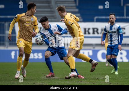 Marcel kostspielig von Mannheim (le.), Raphael Obermair von Magdeburg und Anthony Roczen (ri) von Mannheim kämpfen um den Ball während der 3. Liga-Spiel zwischen 1. FC Magdeburg und SV Waldhof Mannheim in der MDCC-Arena am 06. März 2021 in Magdeburg. (Foto von Peter Niedung/NurPhoto) Stockfoto