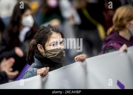 Tausende von Studenten demonstrieren in den Straßen von Barcelona aus Protest für den 8. März, den Frauentag. Die Mobilisierungen zeigen sich gegen die Involution, die durch den Aufstieg der extremen Rechten und die Forderung nach nicht-sexistischer Lehre und zur Unterstützung des feministischen Sozialmodells repräsentiert wird. In Barcelona, Katalonien, Spanien am 8. März 2021. (Foto von Albert Llop/NurPhoto) Stockfoto