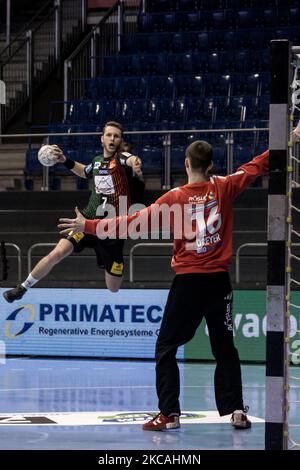 Justus Max Kluge (le.) vom SC Magdeburg gegen Paul Dreyer (ri.) vom HSC 2000 Coburg während des LIQUI MOLY Handball-Bundesliga-Spiels zwischen SC Magdeburg und HSC 2000 Coburg in der GETEC-Arena am 07. März 2021 in Magdeburg. (Foto von Peter Niedung/NurPhoto) Stockfoto