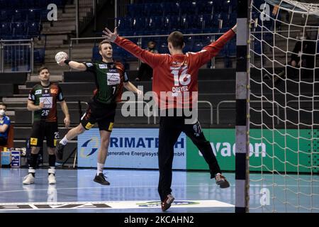 Justus Max Kluge (mi.) vom SC Magdeburg gegen Paul Dreyer (ri.) vom HSC 2000 Coburg während des LIQUI MOLY Handball-Bundesliga-Spiels zwischen SC Magdeburg und HSC 2000 Coburg in der GETEC-Arena am 07. März 2021 in Magdeburg. (Foto von Peter Niedung/NurPhoto) Stockfoto