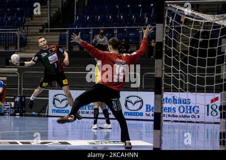 Justus Max Kluge (le.) vom SC Magdeburg gegen Paul Dreyer (ri.) vom HSC 2000 Coburg während des LIQUI MOLY Handball-Bundesliga-Spiels zwischen SC Magdeburg und HSC 2000 Coburg in der GETEC-Arena am 07. März 2021 in Magdeburg. (Foto von Peter Niedung/NurPhoto) Stockfoto