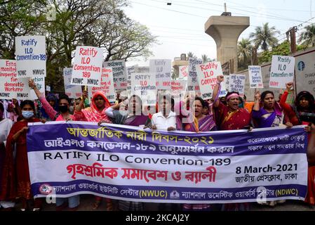 Frauen aus Bangladesch halten Plakate, während sie an einer Kundgebung zum Internationalen Frauentag am 8. März 2021 in Dhaka, Bangladesch, teilnehmen. (Foto von Mamunur Rashid/NurPhoto) Stockfoto