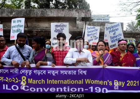 Frauen aus Bangladesch halten Plakate, während sie an einer Kundgebung zum Internationalen Frauentag am 8. März 2021 in Dhaka, Bangladesch, teilnehmen. (Foto von Mamunur Rashid/NurPhoto) Stockfoto