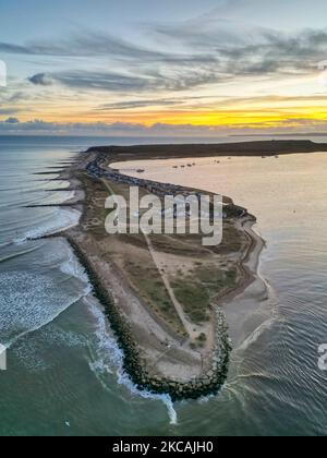 Blick aus der Luft auf den Herbstuntergang bei Mudeford Spit in Mudeford in Dorset, Großbritannien. Stockfoto