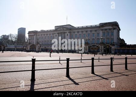 Der Buckingham Palace steht am 9. März 2021 in London, England, im Sonnenlicht. Hochrangige Mitglieder der königlichen Familie sind Berichten zufolge an „Krisengesprächen“ beteiligt gewesen, nachdem Prinz Harry und Meghan Markle, der Herzog und Herzogin von Sussex, in ihrem Fernsehinterview mit Oprah Winfrey, das gestern Abend in Großbritannien ausgestrahlt wurde, behauptet hatten. (Foto von David Cliff/NurPhoto) Stockfoto