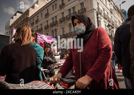 Athen, Griechenland, 8.. März 2021 - eine Immigrantin, die durch die Demonstration zum Internationalen Frauentag geht. (Foto von Maria Chourdari/NurPhoto) Stockfoto