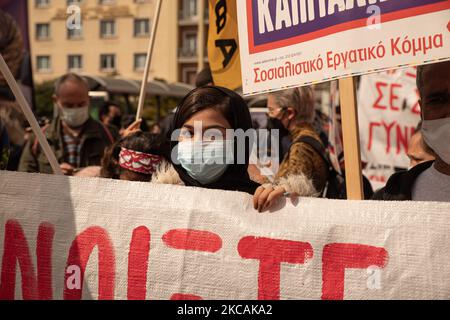 Athen, Griechenland, 8.. März 2021 - Frauen halten Banner zum Internationalen Frauentag in Athen. (Foto von Maria Chourdari/NurPhoto) Stockfoto