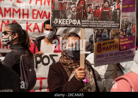 Athen, Griechenland, 8.. März 2021 - eine Immigrantin mit einem Transparent beim Protest zum Internationalen Frauentag. (Foto von Maria Chourdari/NurPhoto) Stockfoto