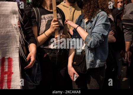 Athen, Griechenland, 8.. März 2021 - Junge Frauen marschieren in Athen zum Internationalen Frauentag. (Foto von Maria Chourdari/NurPhoto) Stockfoto