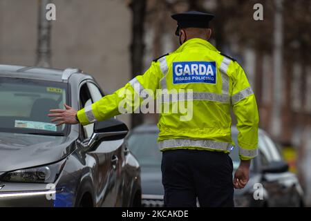 Garda Siochana Checkpoint in Baggot Street Lower, Dublin, während Level 5 Covid-19 Lockdown. Am Dienstag, den 9. März 2021, in Dublin, Irland. (Foto von Artur Widak/NurPhoto) Stockfoto