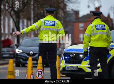 Garda Siochana Checkpoint in Baggot Street Lower, Dublin, während Level 5 Covid-19 Lockdown. Am Dienstag, den 9. März 2021, in Dublin, Irland. (Foto von Artur Widak/NurPhoto) Stockfoto