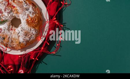 Nahaufnahme des portugiesischen Weihnachtskuchens auf Grün Stockfoto