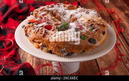 Portugiesische Weihnachtskuchen Bolo Rei Stockfoto