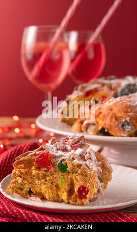 Stück portugiesischer Weihnachtskuchen Bolo Rei Stockfoto