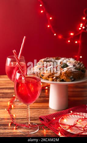 Portugiesischer Weihnachtskuchen Bolo Rei und zwei Cocktails Stockfoto