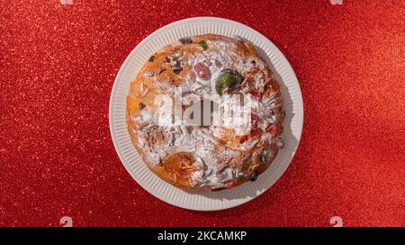 Portugiesischer Weihnachtskuchen Bolo Rei auf Rot Stockfoto