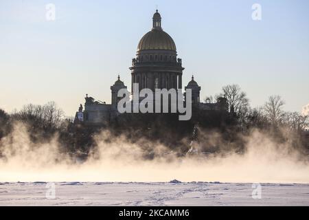 Isaakskathedrale während eines starken Frost in St. Petersburg. Die Temperatur in der Stadt sank auf -22 Grad. Sankt petersburg, Russland. 19. märz 2021 (Foto von Valya Egorshin/NurPhoto) Stockfoto