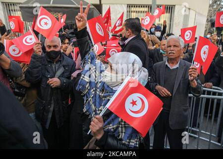 Eine Protesterin islamistischer Bewegungen hebt die Flagge Tunesiens, während sie das Siegeszeichen macht, während einer Demonstration vor dem Hauptquartier der tunesischen Niederlassung der Internationalen Union für muslimische Gelehrte (IUMS) in der Hauptstadt Tunis, Tunesien, am 10. März 2021, Aus Protest gegen den Präsidenten der Freien Destourien Partei (PDL), Abir Moussi und ihre Anhänger, die vor dem Hauptquartier der IUL ein Sit-in abhalten, um ihre Auflösung zu fordern. (Foto von Chedly Ben Ibrahim/NurPhoto) Stockfoto