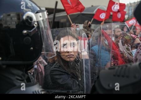 Eine junge Protesterin islamistischer Bewegungen steht vor Sicherheitskräften während einer Demonstration vor dem Hauptsitz der tunesischen Zweigstelle der Internationalen Union für muslimische Gelehrte (IUMS) in der Hauptstadt Tunis, Tunesien, am 10. März 2021, Aus Protest gegen den Präsidenten der Freien Destourien Partei (PDL), Abir Moussi und ihre Anhänger, die vor dem Hauptquartier der IUL ein Sit-in abhalten, um ihre Auflösung zu fordern. (Foto von Chedly Ben Ibrahim/NurPhoto) Stockfoto