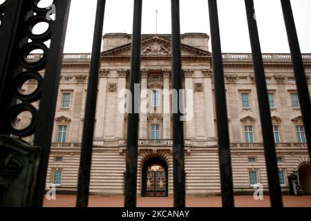 Der Buckingham Palace steht am 11. März 2021 in London, England, unter grauem Himmel. Hochrangige Mitglieder der königlichen Familie hielten diese Woche angeblich „Krisengespräche“ ab, nachdem Prinz Harry und Meghan Markle, der Herzog und Herzogin von Sussex, in ihrem Fernsehinterview mit Oprah Winfrey über Rassismus gesprochen hatten. Diese Woche markierte unterdessen die erste Phase der Lockerung des Coronavirus in ganz England, mit der Wiedereröffnung der Schulen und einigen Einschränkungen des sozialen Kontakts. Geschäfte, Bars, Restaurants und andere Gastgewerbe- und Freizeitunternehmen, die nicht unbedingt erforderlich sind, bleiben jedoch geschlossen und werden erst im nächsten Jahr wieder eröffnet Stockfoto