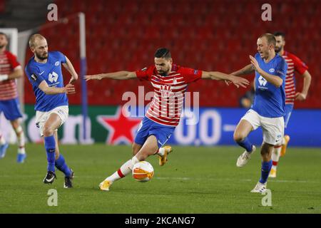 Antonio Puertas von Granada CF und Eirik Hestad und Fredrik Aursnes von Molde FK während der UEFA Europa League Runde von 16 Leg One Spiel zwischen Granada CF und Molde FK im Nuevo Los Carmenes Stadion am 11. März 2021 in Granada, Spanien. Fußballstadien in Spanien bleiben wegen der Coronavirus-Pandemie für Fans geschlossen. (Foto von Álex Cámara/NurPhoto) Stockfoto