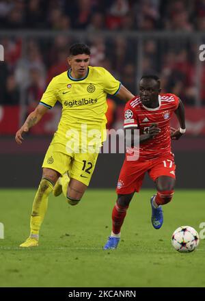 München, 1.. November 2022. Sadio Mane von Bayern München wird von Raoul Bellanova vom FC Internazionale während des UEFA Champions League-Spiels in der Allianz Arena, München, verfolgt. Bildnachweis sollte lauten: Jonathan Moscrop / Sportimage Stockfoto