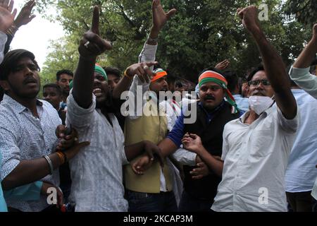 Mitglieder der National Students Union of India (NSUI), der Studentenschaft der Kongresspartei, rufen am 12. März 2021 in Neu-Delhi, Indien, Slogans auf, als sie gegen die steigende Arbeitslosigkeit protestieren. (Foto von Mayank Makhija/NurPhoto) Stockfoto