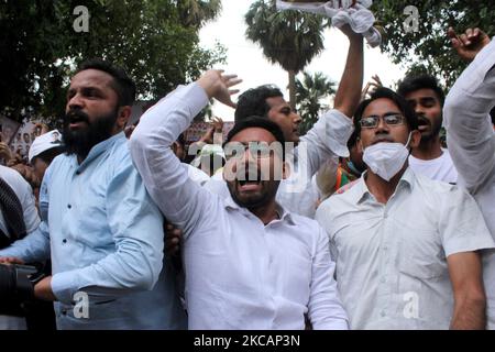 Mitglieder der National Students Union of India (NSUI), der Studentenschaft der Kongresspartei, rufen am 12. März 2021 in Neu-Delhi, Indien, Slogans auf, als sie gegen die steigende Arbeitslosigkeit protestieren. (Foto von Mayank Makhija/NurPhoto) Stockfoto