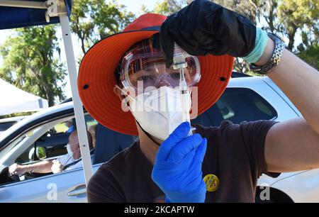 Die Krankenschwester Elaine Cook lädt am 12. März 2021 in Wildwood, Florida, eine Spritze mit einer Dosis des Impfstoffs Moderna COVID-19 an einer Drive-Thru-Stelle, die vom Gesundheitsministerium des Sumter County im Wildwood Community Center betrieben wird. Über 4 Millionen Floridianer haben mindestens eine Dosis des Coronavirus-Impfstoffs erhalten, und über 2 Millionen sind vollständig geimpft. (Foto von Paul Hennessy/NurPhoto) Stockfoto