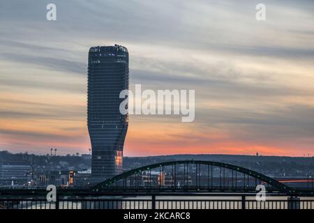 Sonnenuntergang in Belgrad: Alte Sava-Brücke und Belgrad-Turm. Serbien Stockfoto