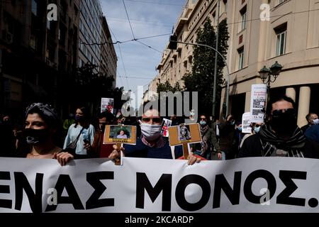 Am 13. März 2021 versammeln sich Künstler in Athen, Griechenland, um gegen die COVID-19-Beschränkungen zu protestieren. (Foto von Nikolas Kokovlis/NurPhoto) Stockfoto