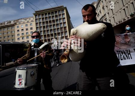 Am 13. März 2021 versammeln sich Künstler in Athen, Griechenland, um gegen die COVID-19-Beschränkungen zu protestieren. (Foto von Nikolas Kokovlis/NurPhoto) Stockfoto