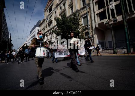 Am 13. März 2021 versammeln sich Künstler in Athen, Griechenland, um gegen die COVID-19-Beschränkungen zu protestieren. (Foto von Nikolas Kokovlis/NurPhoto) Stockfoto