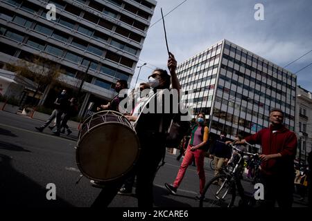 Am 13. März 2021 versammeln sich Künstler in Athen, Griechenland, um gegen die COVID-19-Beschränkungen zu protestieren. (Foto von Nikolas Kokovlis/NurPhoto) Stockfoto