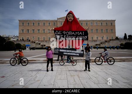 Am 13. März 2021 versammeln sich Künstler in Athen, Griechenland, um gegen die COVID-19-Beschränkungen zu protestieren. (Foto von Nikolas Kokovlis/NurPhoto) Stockfoto