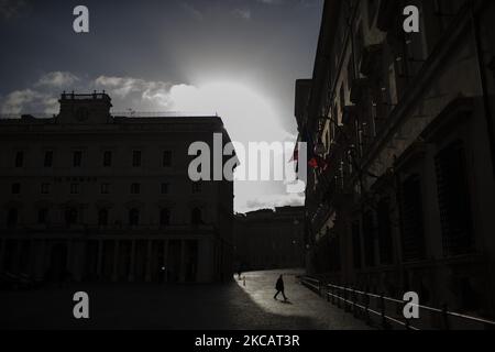 Ein Mann geht am 13. März 2021 auf der Piazza Colonna an der Spitze des Palazzo Chigi im Zentrum Roms, Italien, bevor ab dem 15. März strengere Coronavirus-Maßnahmen in Kraft treten. Geschäfte, Restaurants, Museen und Schulen werden ab nächster Woche in ganz Italien schließen, nachdem Premierminister Mario Draghi vor einer neuen Welle von Coronavirus-Infektionen gewarnt hatte. (Foto von Christian Minelli/NurPhoto) Stockfoto