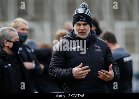 Nick Easter (Verteidigungstrainer) und Dave Walder (Cheftrainer) unterhalten sich vor dem Spiel der Gallagher Premiership zwischen Newcastle Falcons und Bath Rugby am Samstag, 13.. März 2021 im Kingston Park, Newcastle. (Foto von Chris Lishman/MI News/NurPhoto) Stockfoto