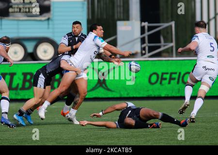 Josh Matavesi von Bath Rugby wird am Samstag, den 13.. März 2021, während des Spiels der Gallagher Premiership zwischen Newcastle Falcons und Bath Rugby im Kingston Park, Newcastle, angegangen. (Foto von Chris Lishman/MI News/NurPhoto) Stockfoto