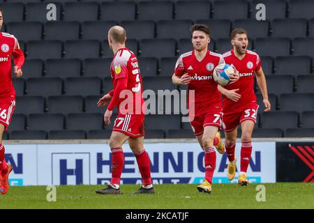 Dion Charles feiert mit Teamkollegen nach dem Tor für Accrington Stanley und zieht ein Tor zurück, um es 1 - 2 gegen Milton Keynes Dons zu schaffen, während des Sky Bet League 1-Spiels zwischen MK Dons und Accrington Stanley im Stadium MK, Milton Keynes am Samstag, 13.. März 2021. (Kredit: John Cripps | MI News) (Foto von MI News/NurPhoto) Stockfoto