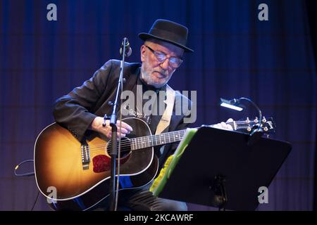 Der Sänger Pancho Varona während seiner Aufführung im Muñoz Seca Theater in Madrid 14. März 2021 Spanien (Foto: Oscar Gonzalez/NurPhoto) Stockfoto