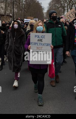 LONDON, VEREINIGTES KÖNIGREICH - 14. MÄRZ 2021: Demonstranten marschieren von New Scotland Yard zum Parliament Square während einer Demonstration gegen die Handhabung einer Mahnwache, die gestern in Clapham Common für Sarah Everard abgehalten wurde, durch die Met Police und zur Demonstration gegen den von der Regierung vorgeschlagenen Polizeientwurf, Die den Offizieren und dem Innen-Sekretär neue Befugnisse geben würden, um Proteste und öffentliche Prozessionen am 14. März 2021 in London, England, unter Bedingungen zu stellen. (Foto von Wiktor Szymanowicz/NurPhoto) Stockfoto