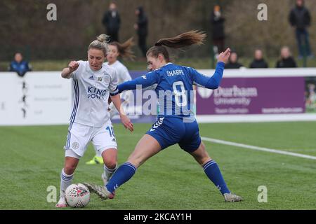 Molly Sharpe von Durham Women in Aktion mit Sophie BARKER von Leicester City während des FA Women's Championship Matches zwischen dem Durham Women FC und Leicester City am 14.. März 2021 im Maiden Castle, Durham City, England. (Foto von Mark Fletcher/MI News/NurPhoto) Stockfoto