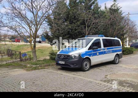 Ein Transporter der deutschen Polizei, der zur FRONTEX-Truppe gehört, wie man ihn in der Nähe der griechisch-türkischen Grenzen sieht. Das Fahrzeug hat das Logo der Bundespolizei Bundespolizei oder BPOL und die Aufschrift POLIZEI. Frontex die Europäische Grenz- und Küstenwache-Agentur kontrolliert die europäischen Außengrenzen des Schengen-Raums und unterstützt die nationale Strafverfolgung der Mitgliedsstaaten. Operation Poseidon - Poseidon Schnelle Intervention überwacht die südöstliche Landgrenze der EU mit der Türkei am Evros (Maritsa oder Meriç). Die Operation wurde im März 2020, während der Grenzkrise, als die Türkei dies erlaubte, verstärkt Stockfoto