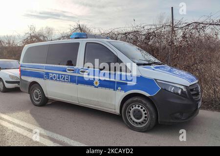 Ein Transporter der deutschen Polizei, der zur FRONTEX-Truppe gehört, wie man ihn in der Nähe der griechisch-türkischen Grenzen sieht. Das Fahrzeug hat das Logo der Bundespolizei Bundespolizei oder BPOL und die Aufschrift POLIZEI. Frontex die Europäische Grenz- und Küstenwache-Agentur kontrolliert die europäischen Außengrenzen des Schengen-Raums und unterstützt die nationale Strafverfolgung der Mitgliedsstaaten. Operation Poseidon - Poseidon Schnelle Intervention überwacht die südöstliche Landgrenze der EU mit der Türkei am Evros (Maritsa oder Meriç). Die Operation wurde im März 2020, während der Grenzkrise, als die Türkei dies erlaubte, verstärkt Stockfoto